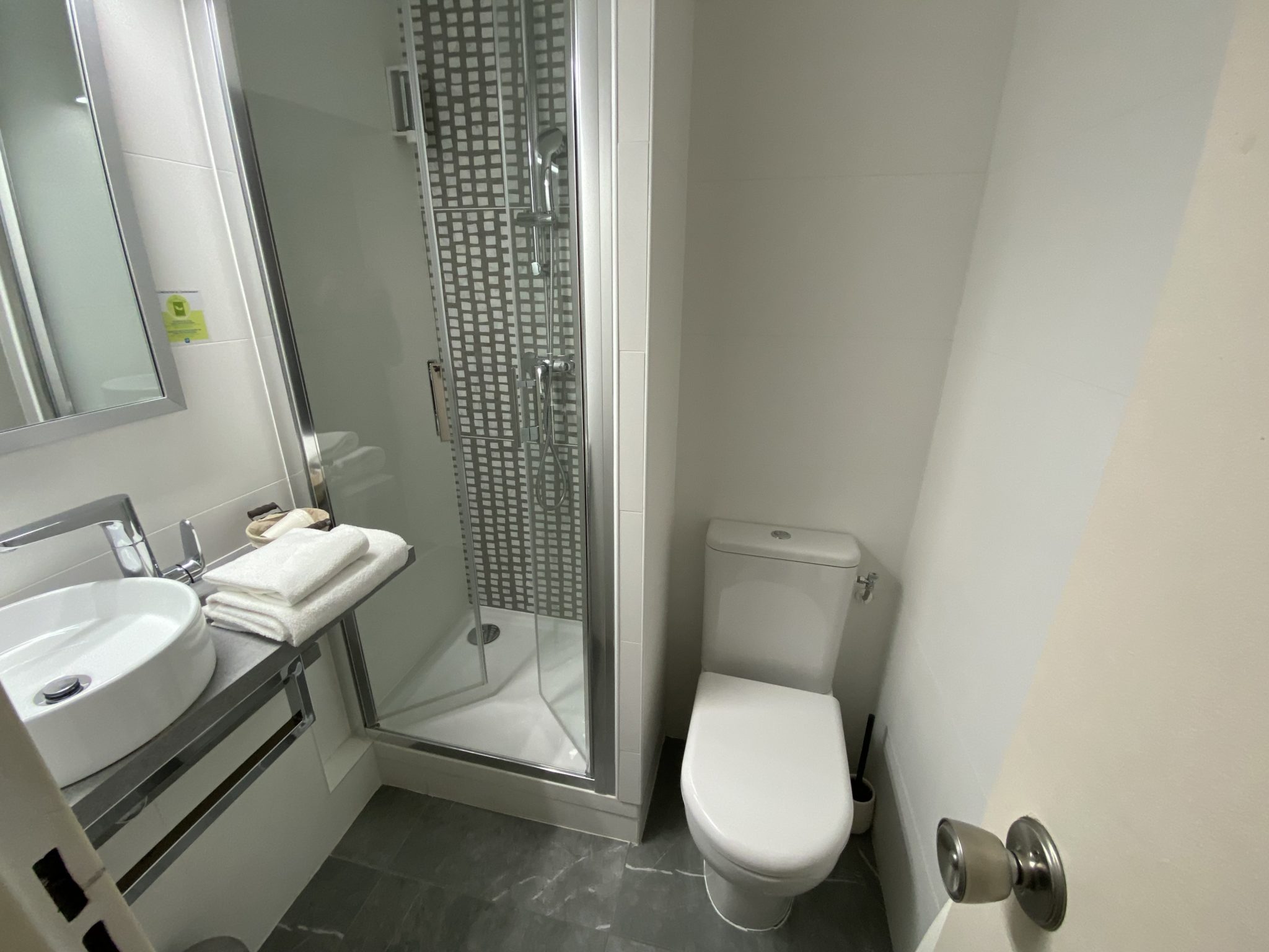 CHAMBRES - HOTEL RESTAURANT LA ROSELIERE