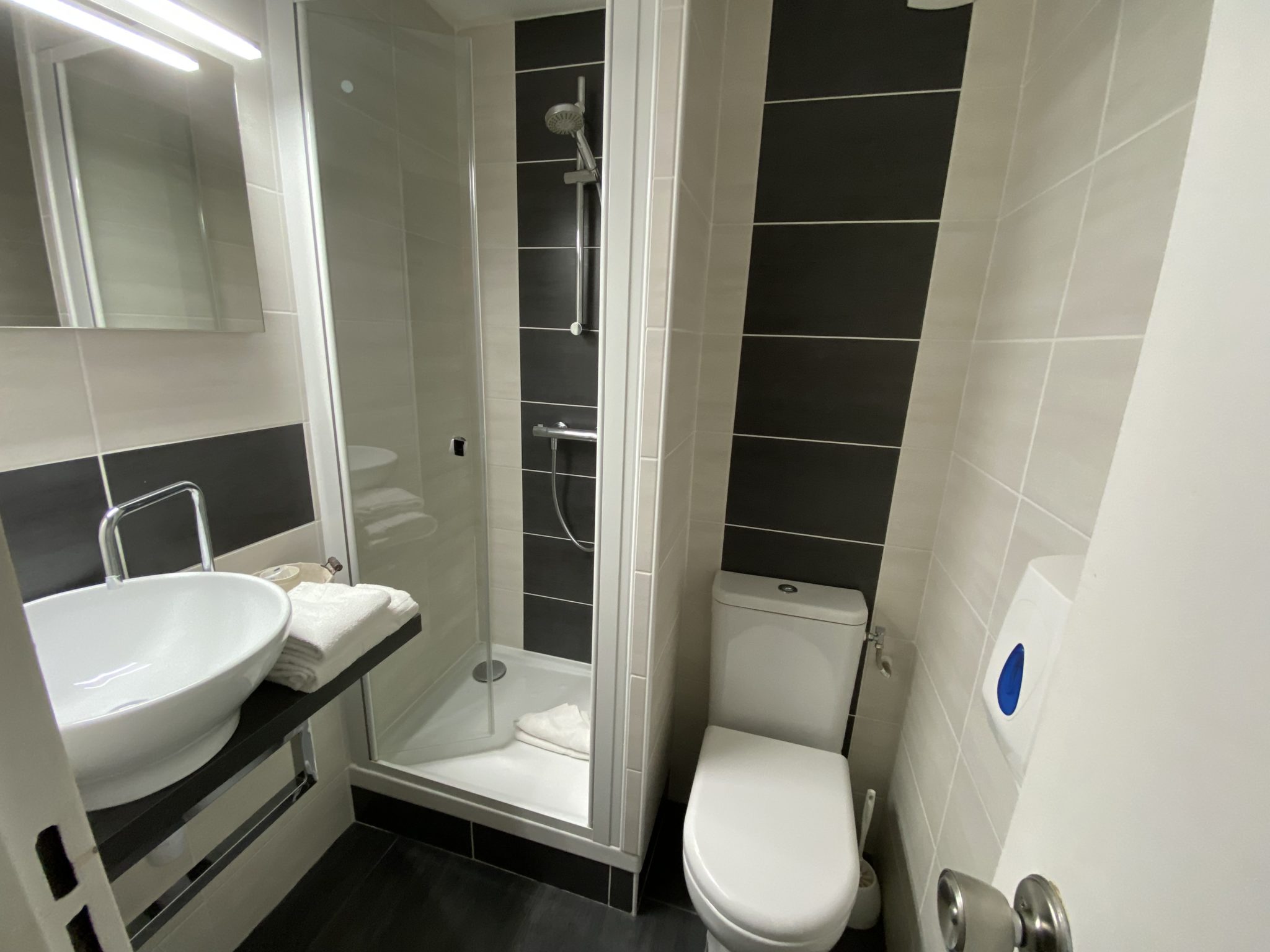 CHAMBRES - HOTEL RESTAURANT LA ROSELIERE